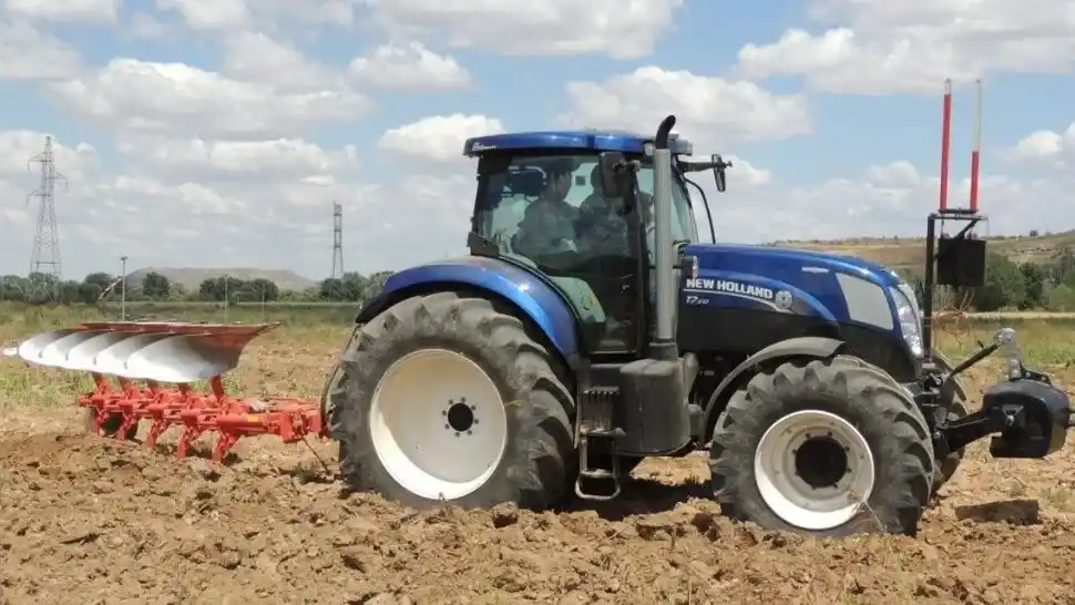 Un nene cayó del tractor que manejaba su padre y murió aplastado