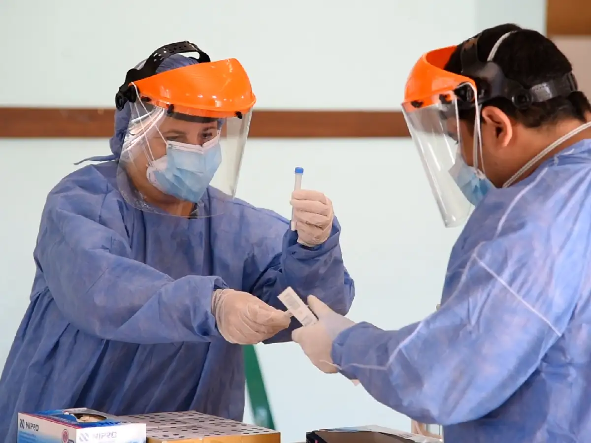 El índice de positividad en casos detectados de covid bajó al 20 %