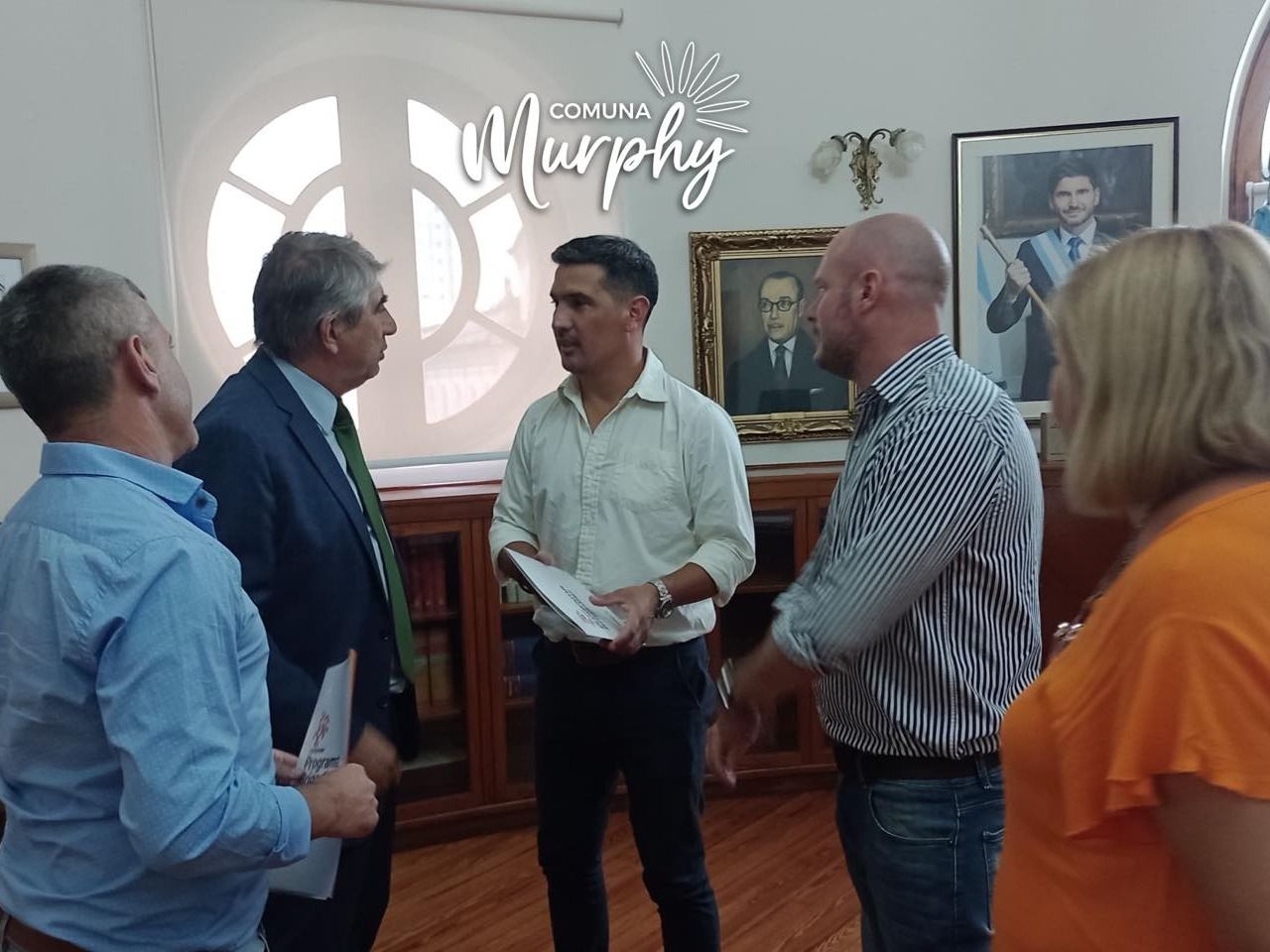 El presidente comunal, Ezequiel Rodríguez (centro), tras la firma del convenio.