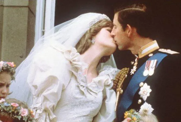 Pagan un realero por trozo de pastel de bodas de Carlos y Diana