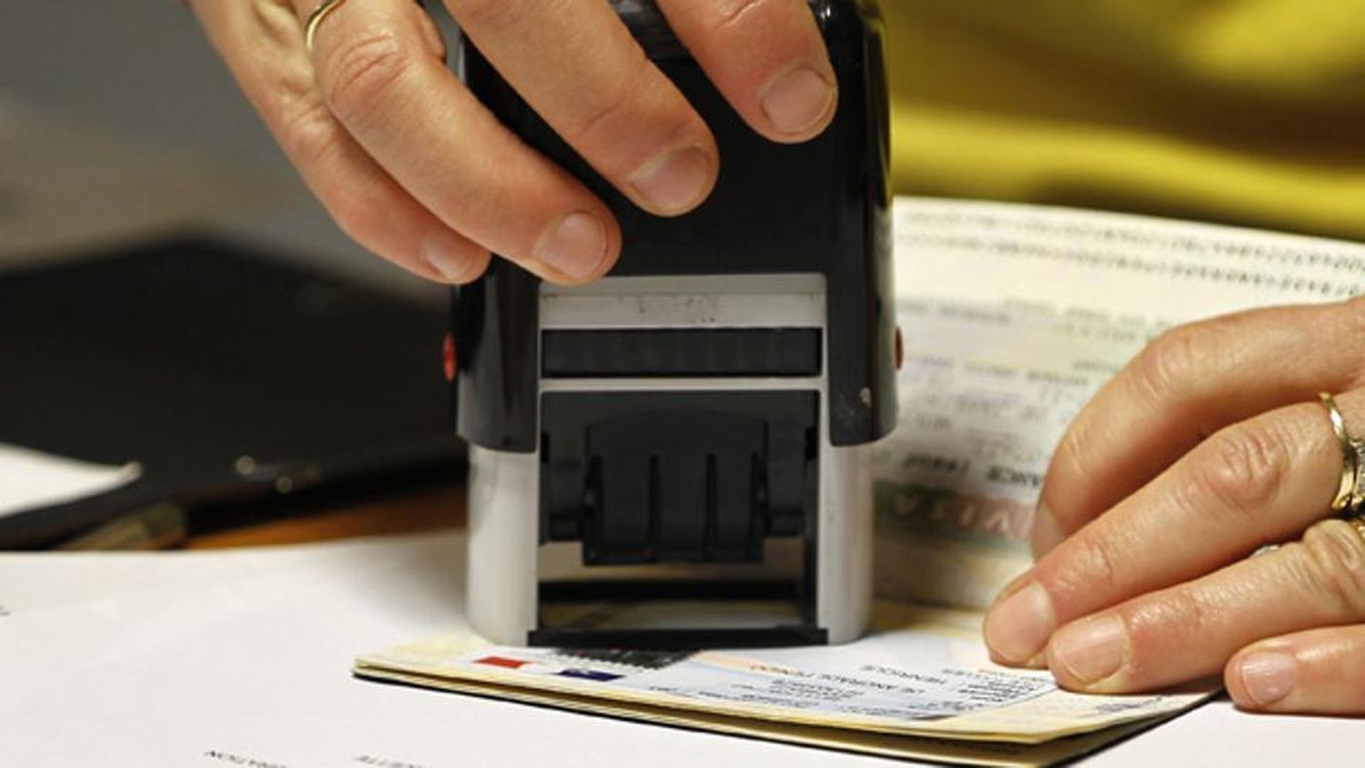 Migraciones elimina el sellado en los pasaportes para entrar o salir del país