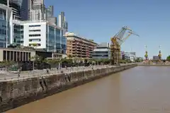 Un joven se ahogó en Puerto Madero tras tirarse al río a buscar una mochila