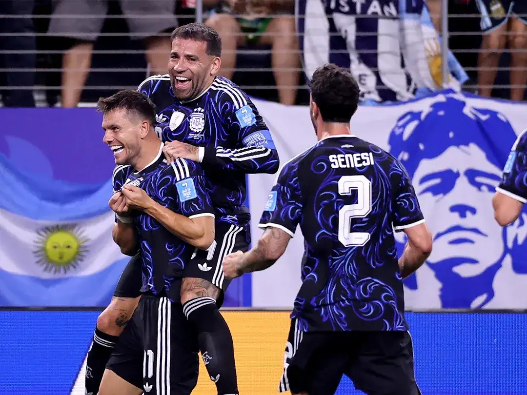 Lo Celso festeja su golazo de tiro libre junto al capitán Nicolás Otamendi y Marcos Senesi (@Argentina).