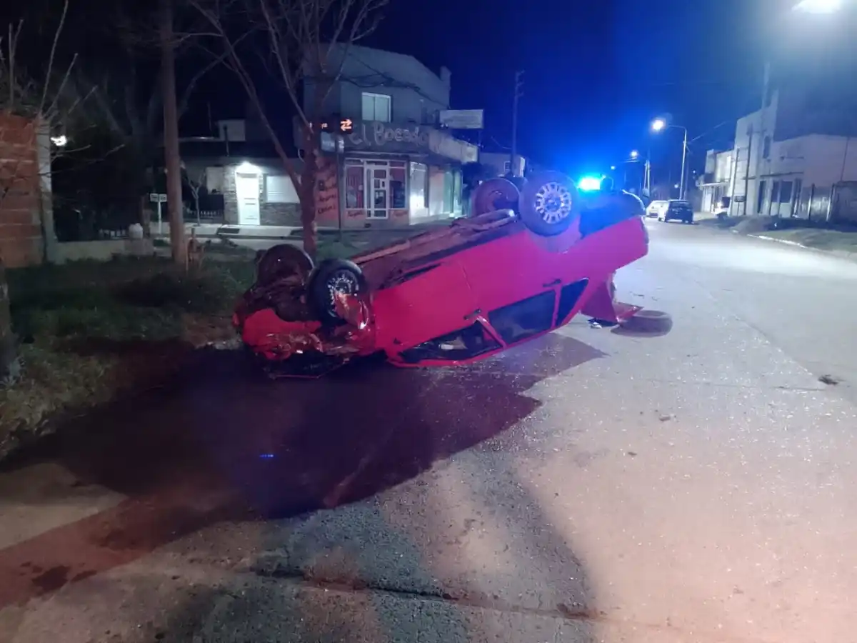 Volcó un auto con cuatro jóvenes que estaban alcoholizados
