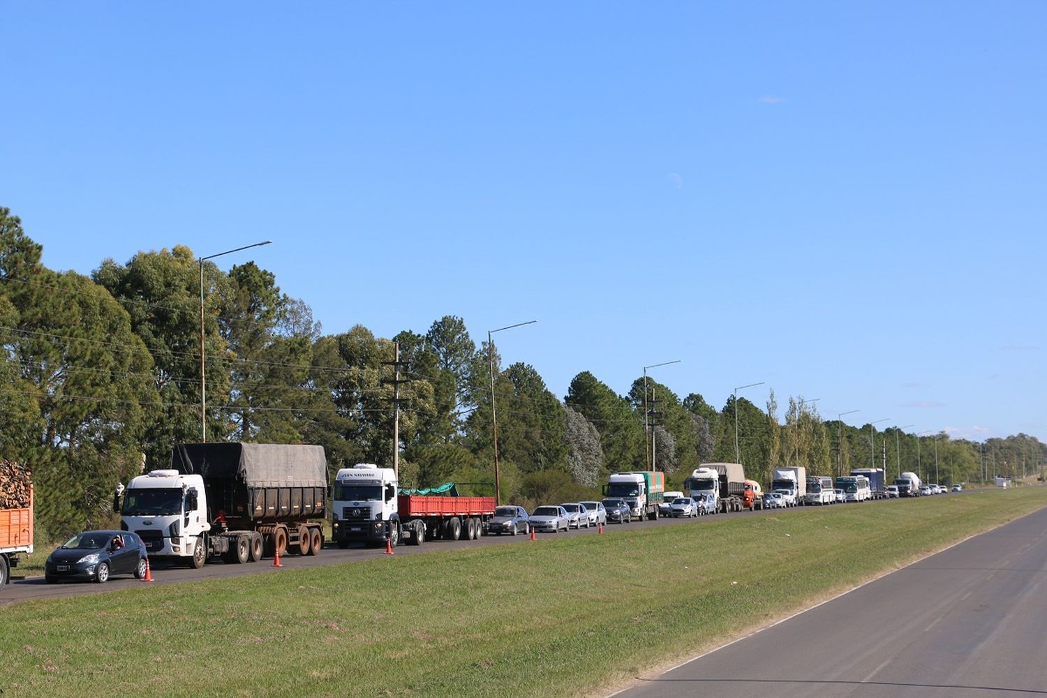 Relocalizaron el control del Acceso Sur y volvieron las filas y el caos