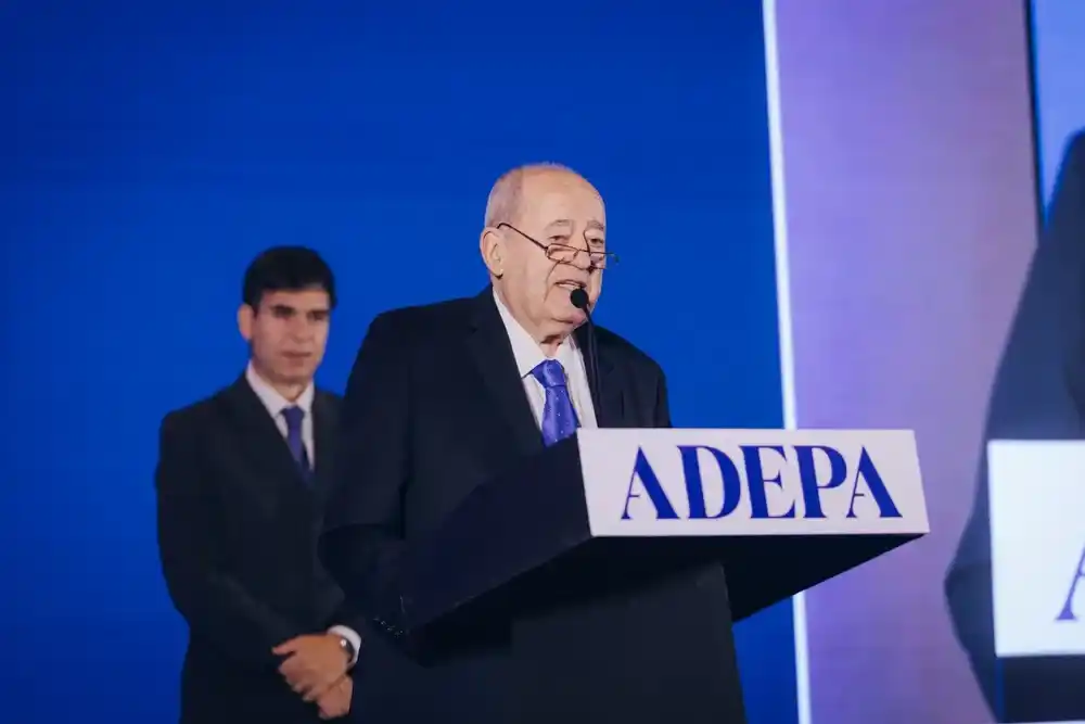 Guillermo Ignacio recibió el Gran Premio de Honor Nacional de ADEPA.