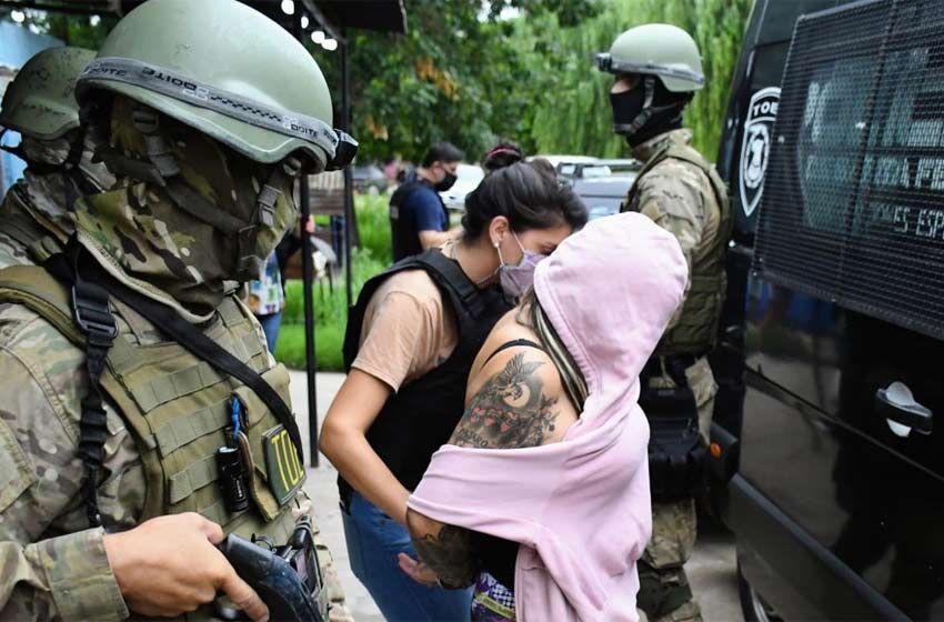 Detuvieron a la viuda y a un hijo del Pájaro Cantero por una balacera contra un móvil policial