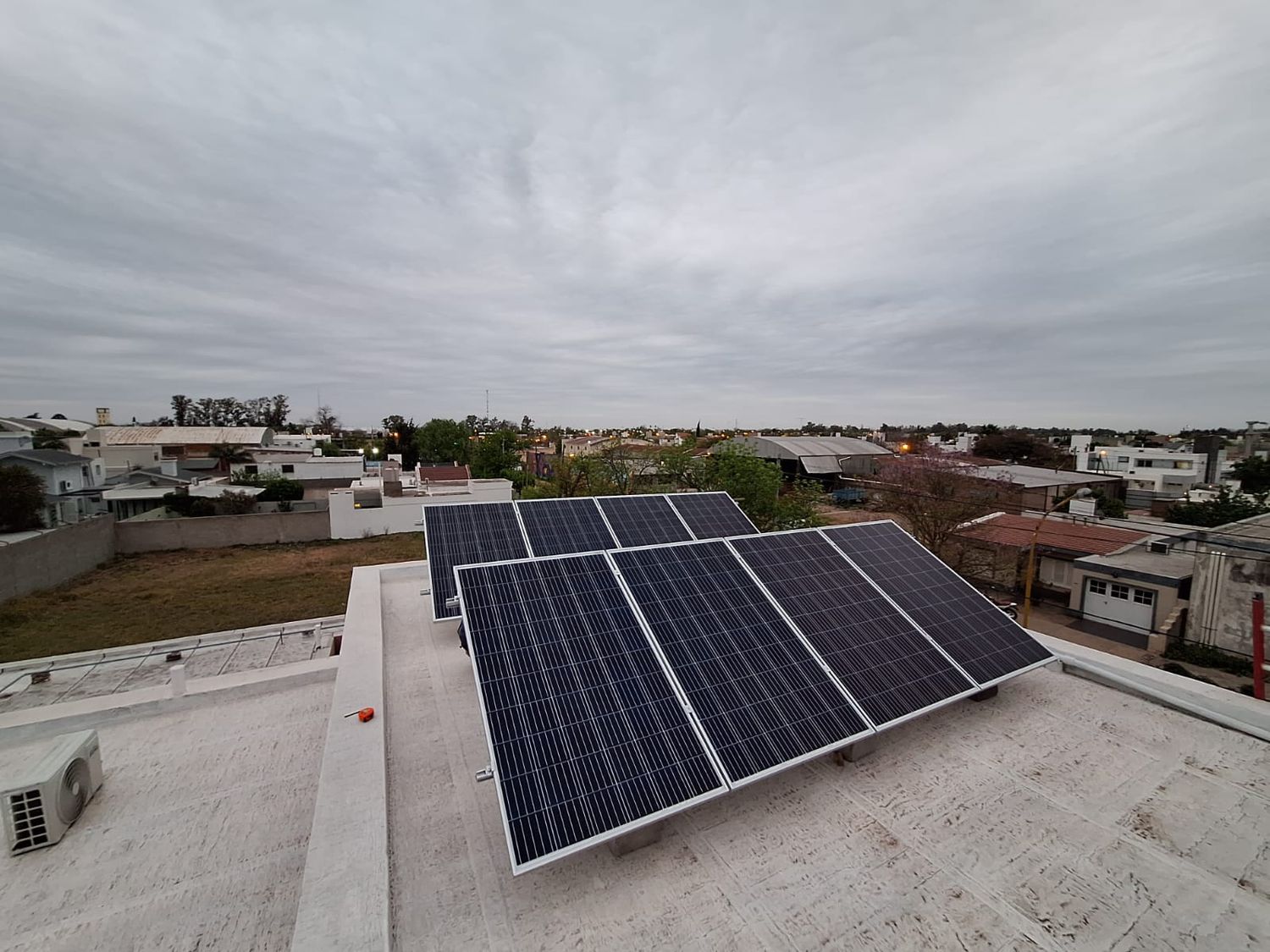 Los equipos solares instalados en la vivienda de la familia.