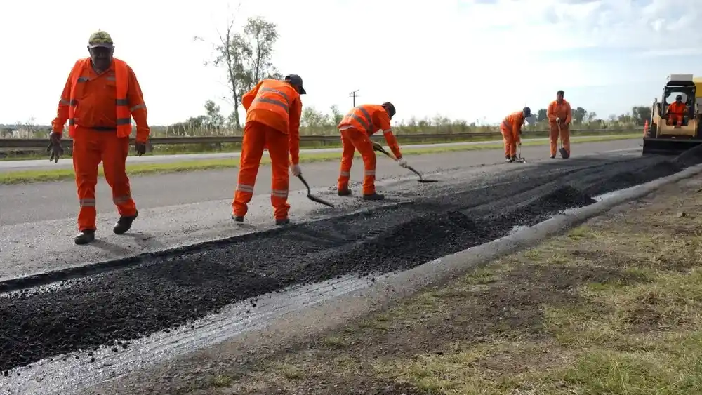 Operarios trabajando en una ruta nacional
