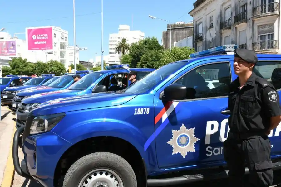 Los funcionarios provinciales hicieron entrega de 13 camionetas que se destinarán para el patrullaje, quedando siete de ellas en la ciudad de Rafaela.
