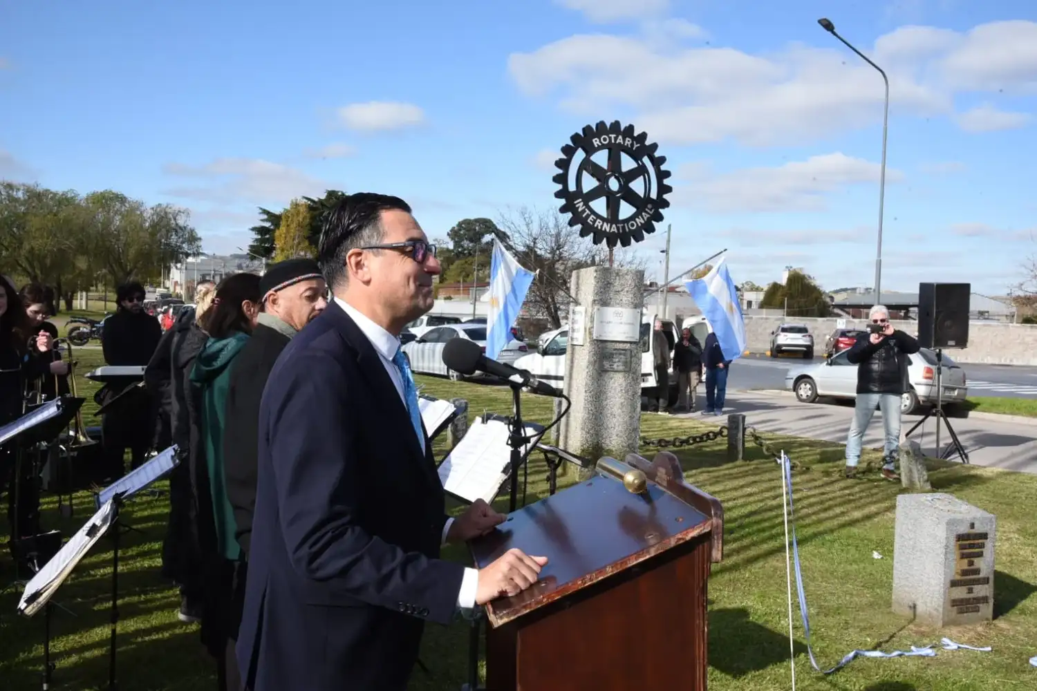Con gran marco de público se llevó a cabo la inauguración de un nuevo hito rotario en la esquina de Espora y Franklin.