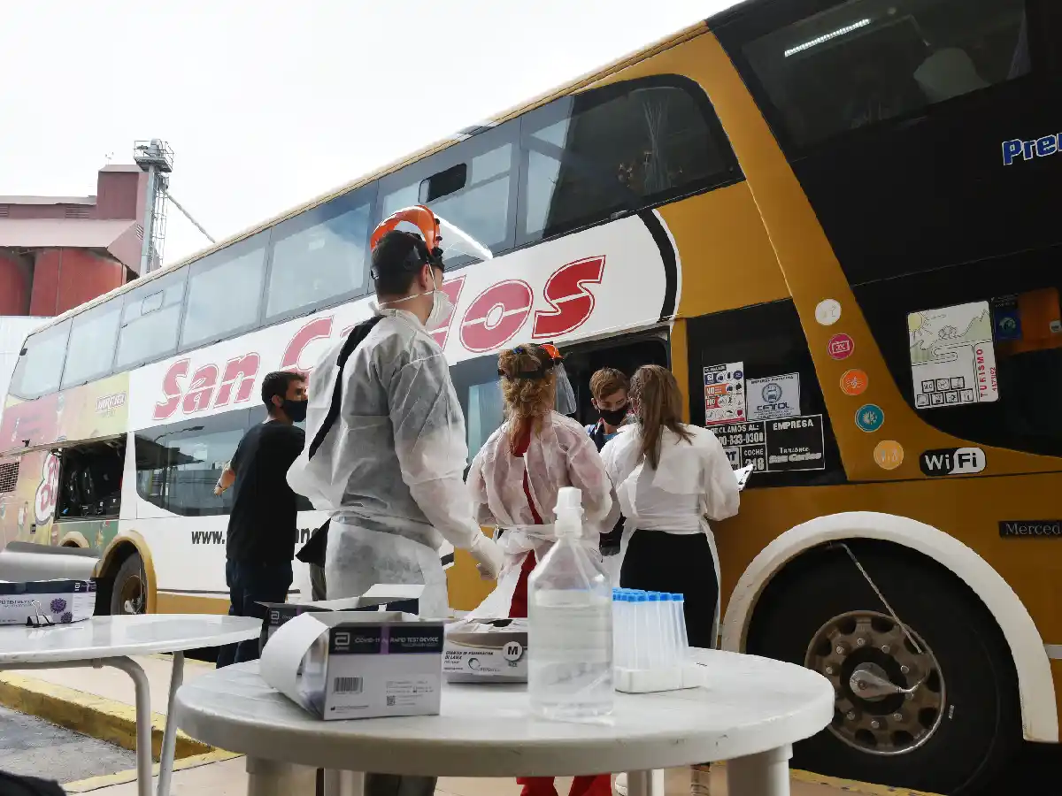 Nueve casos positivos de covid entre más estudiantes que llegaron de Bariloche 