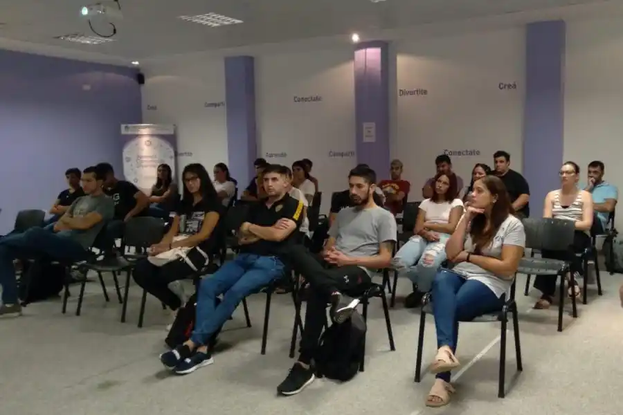 La Línea de Acompañamiento a Jóvenes y Adultos (LAJA) nace como una iniciativa para acompañar las trayectorias educativas de estudiantes