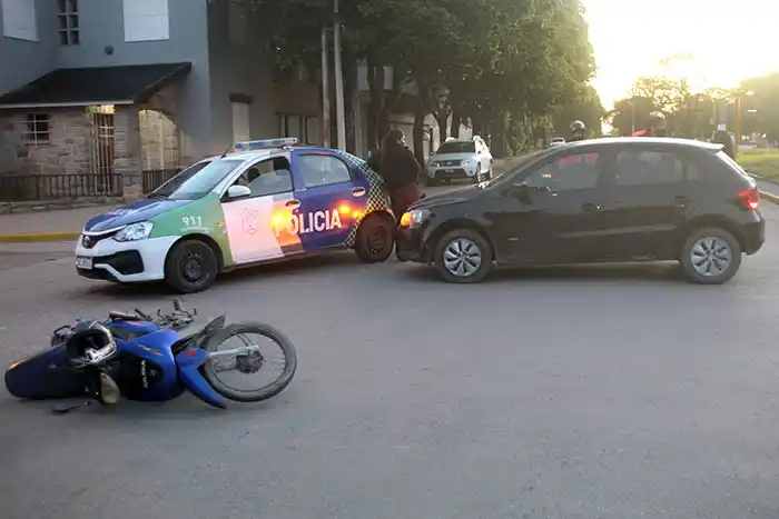 Un motociclista lesionado, tras chocar contra un auto