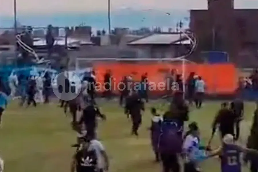Imágenes sensibles: guerra campal y graves incidentes en un encuentro de la Liga Venadense de Fútbol