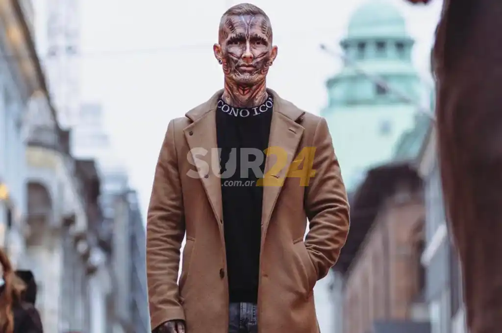 Gastó 54 mil dólares en tatuarse todo el cuerpo y quedó irreconocible