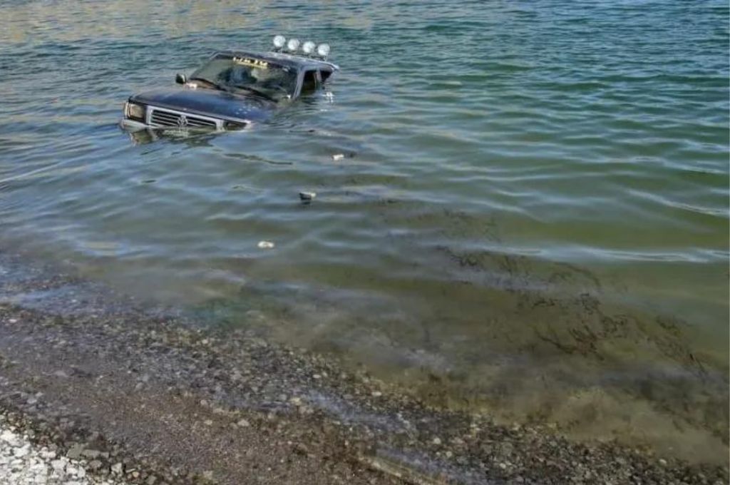 Neuquén: una camioneta 4X4 se hundió en una laguna y la contaminó con aceite y gasoil