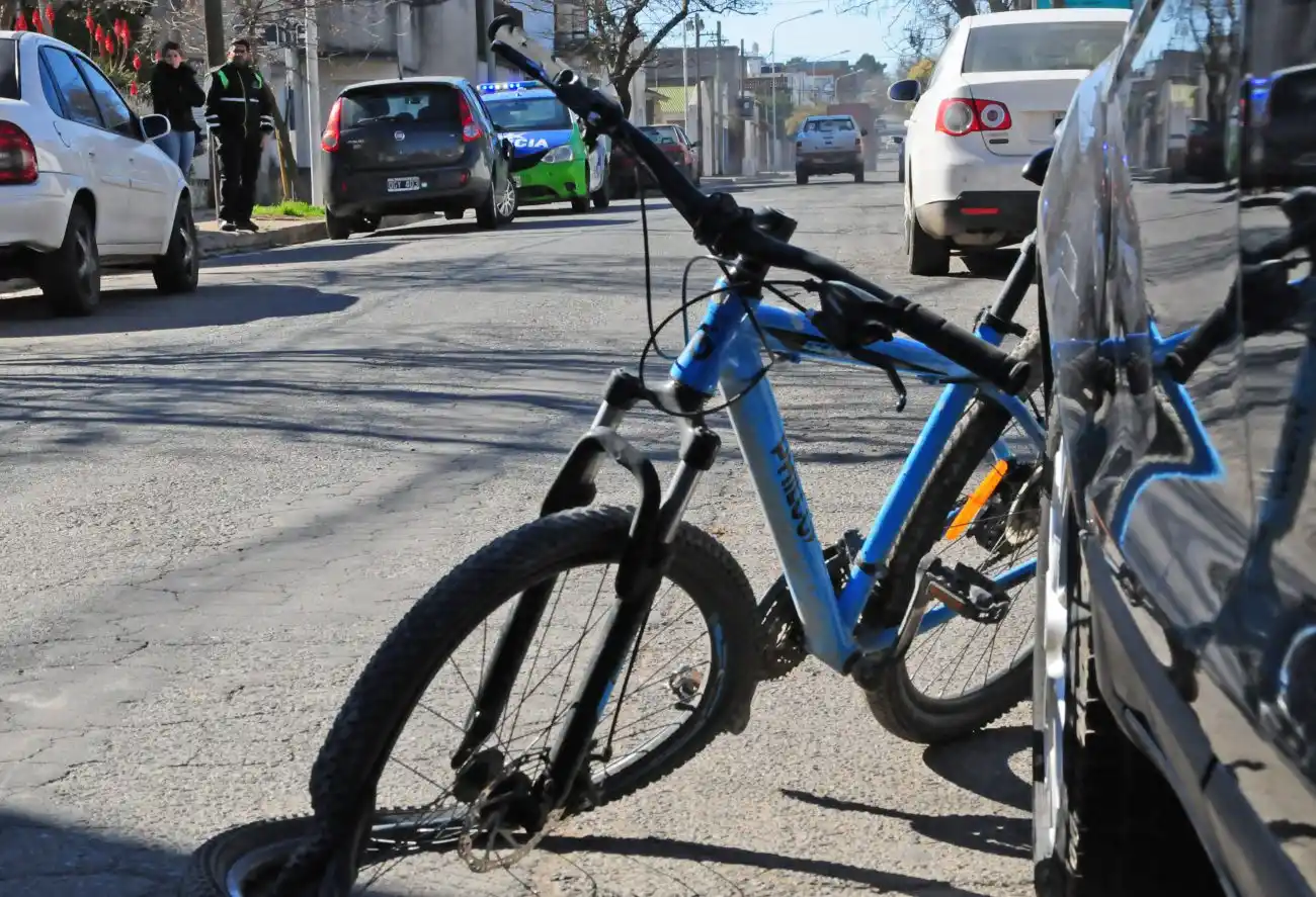 Un ciclista fue embestido por un auto en Constitución al 1200