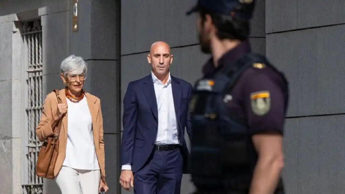 RUBIALES EN EL BANQUILLO:   fiscalía española pide orden de alejamiento para proteger a Jenni Hermoso