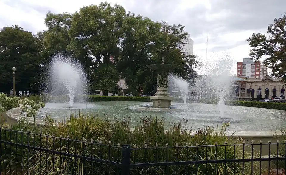 Tras meses sin funcionar, volvió la fuente de agua de la Plaza Independencia