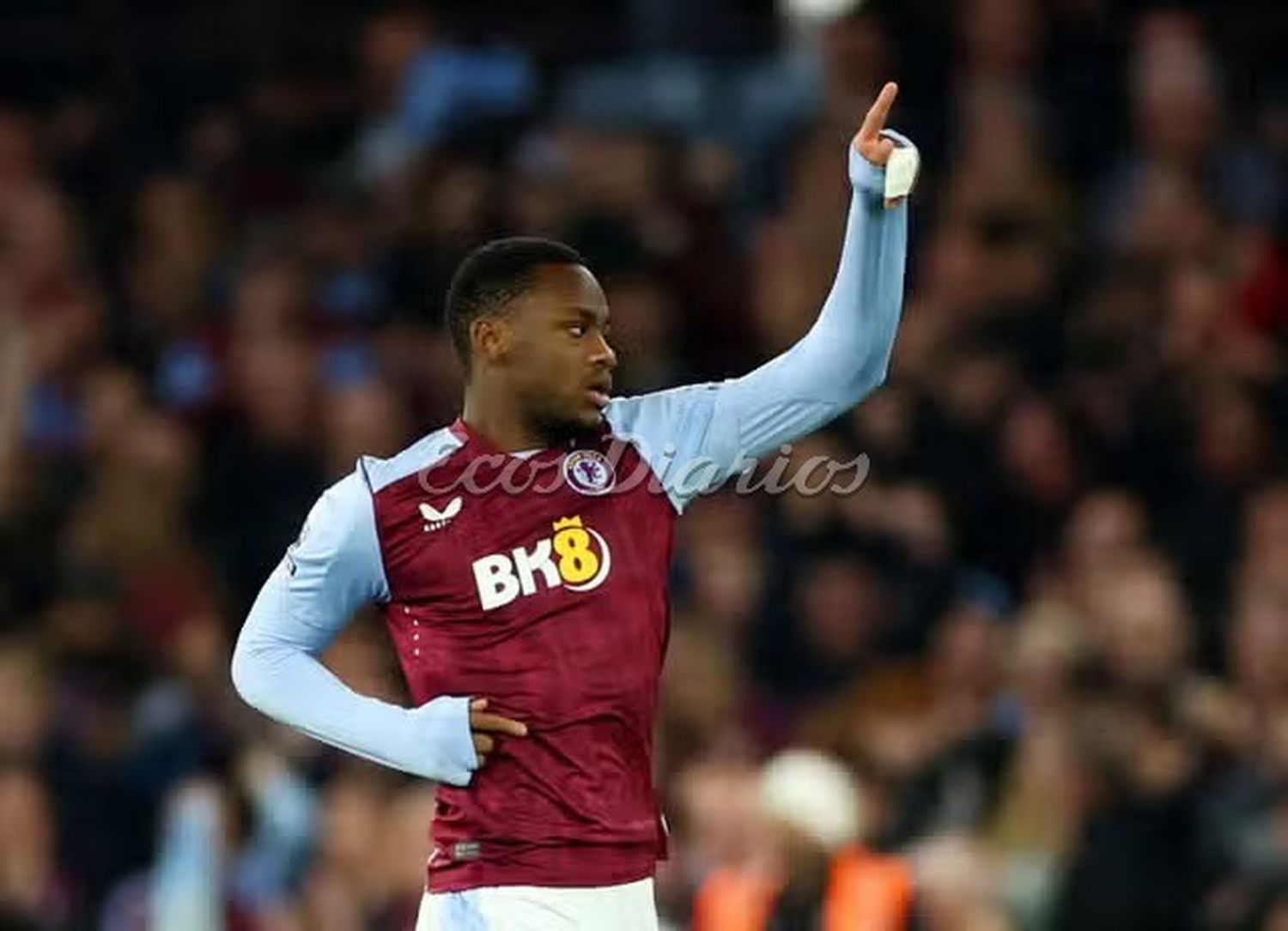 Colombiano. Jhon Duran festeja su doblete para Aston Villa sobre Liverpool