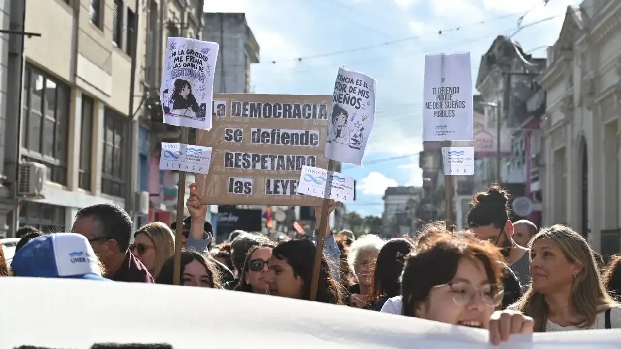 Una multitud se movilizó en Gualeguaychú para exigir al Gobierno que cumpla con la Ley de Financiamiento Universitario
