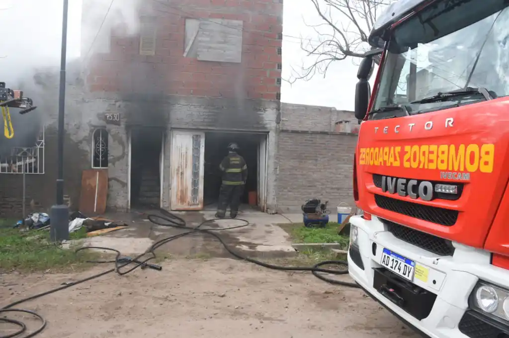 Un gran incendio se desató en una vivienda de barrio Transporte: afortunadamente no hubo heridos