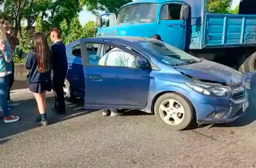 Violento siniestro vial entre un camión y un auto dejó como saldo tres heridos, entre ellos dos menores