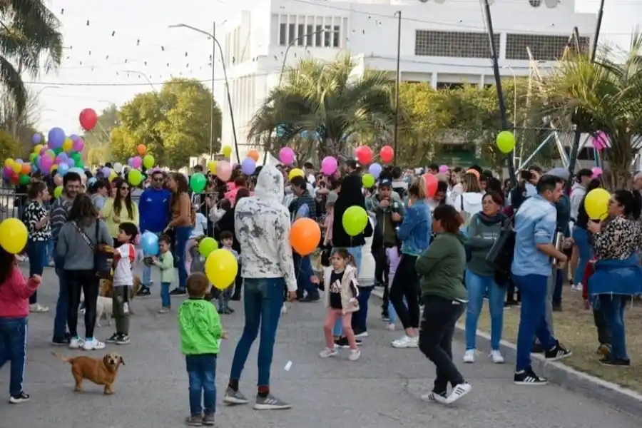 La suelta de globos que organizó la comuna del departamento Caseros.