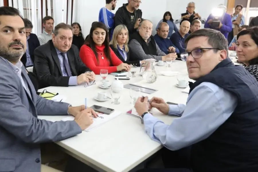 El Gobierno convocó a nuevo encuentro a estatales, docentes y médicos para las paritarias santafesinas