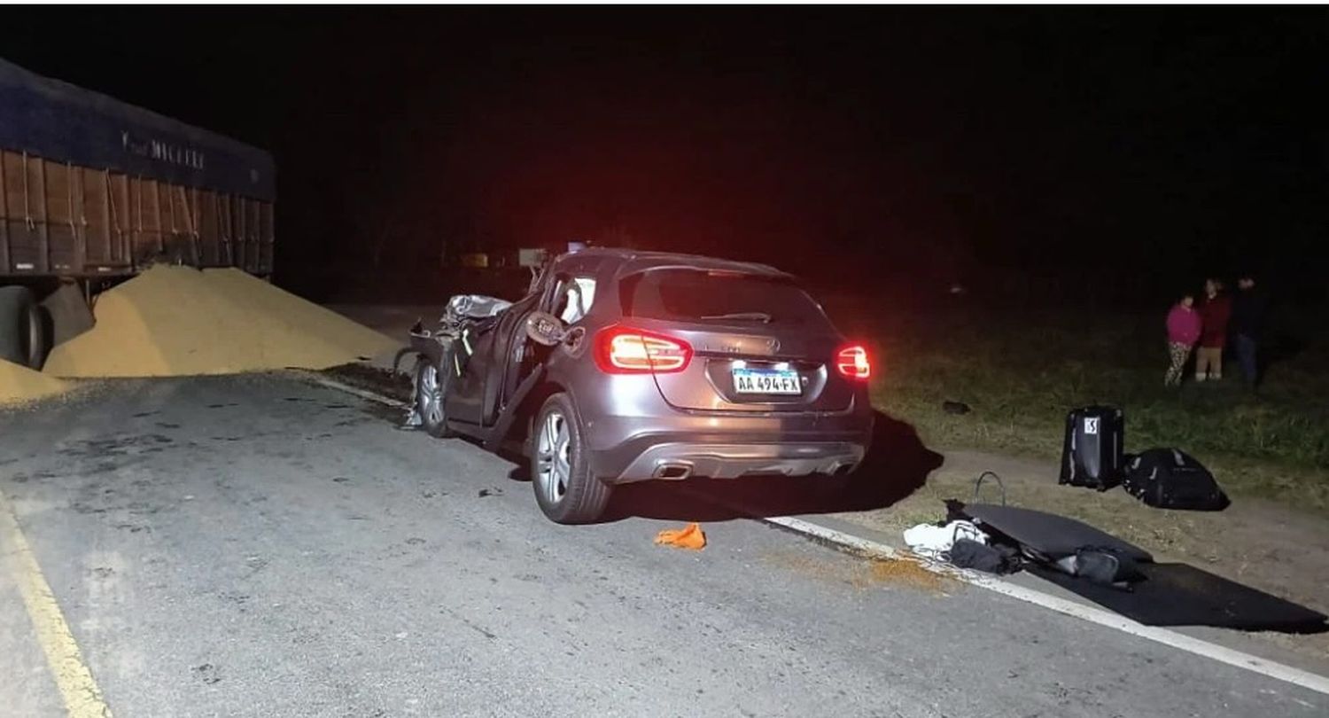 El auto chocó con un acoplado suelto