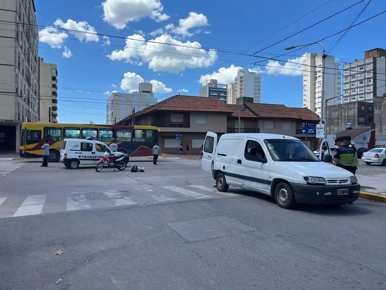 Choque entre una moto y un utilitario