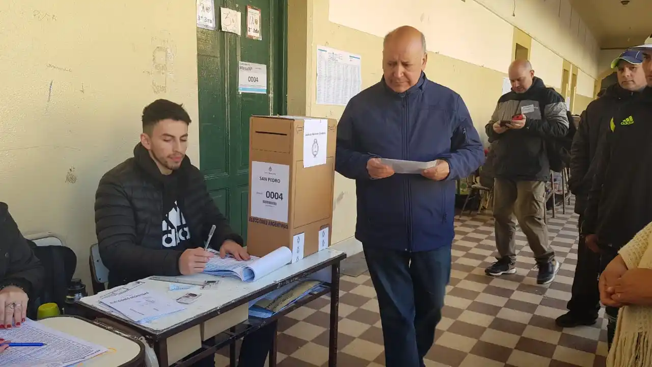 Juan Almada votó en la escuela Normal