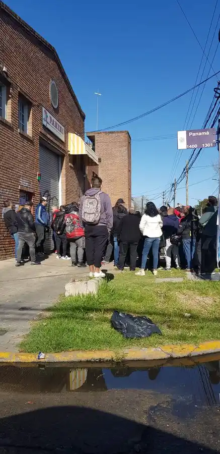 La que faltaba: Kiosqueros marchan por la distribución de figuritas del Mundial a la planta de Panini en San Isidro