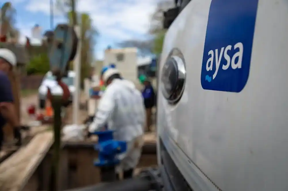 La privatización de AySA forma parte del plan de reformas impulsado por el Gobierno nacional, que también prevé avanzar con otros procesos de venta o concesión de empresas públicas vinculadas a energía, transporte e infraestructura.