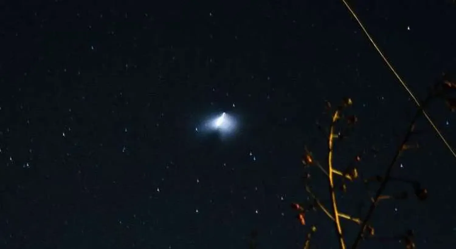 El cielo se iluminó en la fría noche del miércoles.