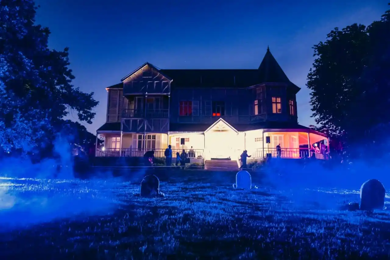 “Los museos y la calle son espacios públicos que se abren una vez más para que la gente disfrute y los foodtrucks y emprendedores vendan”, sostuvo el senador electo.