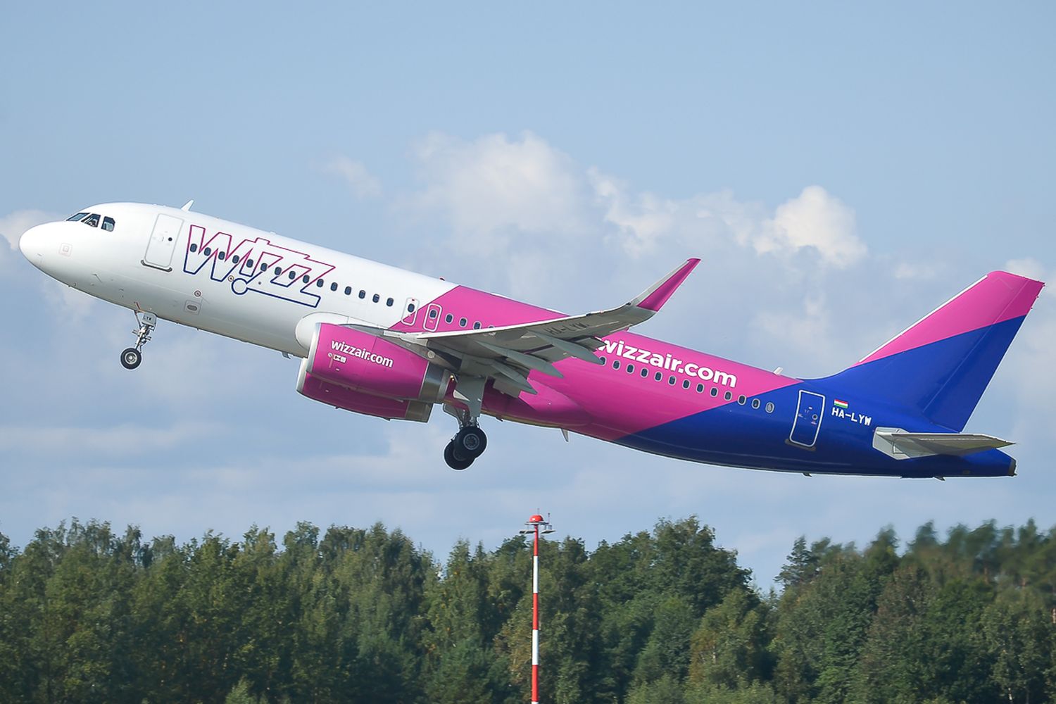 Wizz Air intenta rescatar a sus tripulaciones y aviones en Ucrania, según The Telegraph