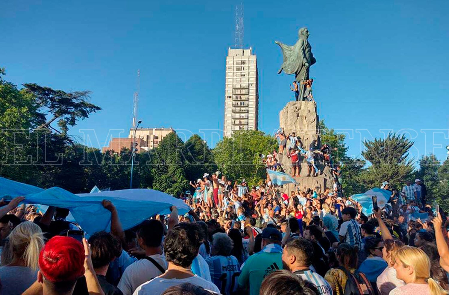 Festejos trágicos: otro hombre internado por caer del Monumento a San Martín