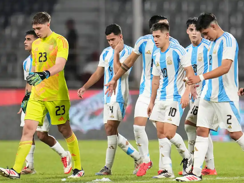 Argentina cayó con Paraguay por 3-2 y no logró coronarse campeona del certamen. (AP)