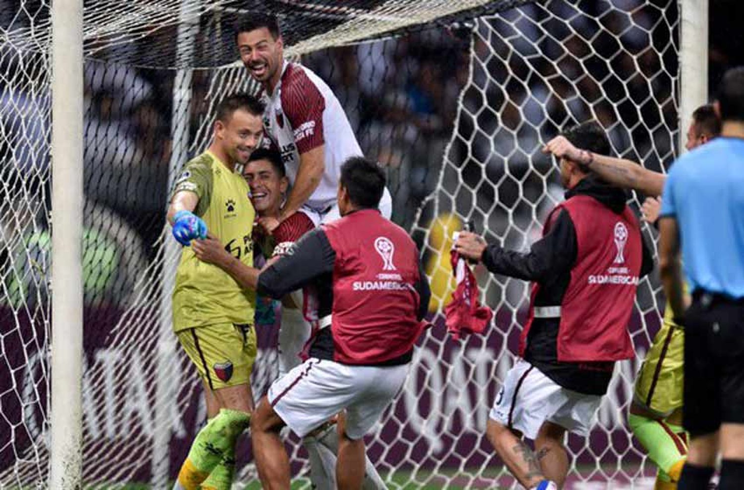 Colón venció a Mineiro por penales y sigue haciendo historia