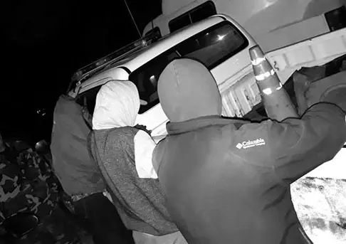 Sospechosos arrojan objetos al Río al ver a los policías