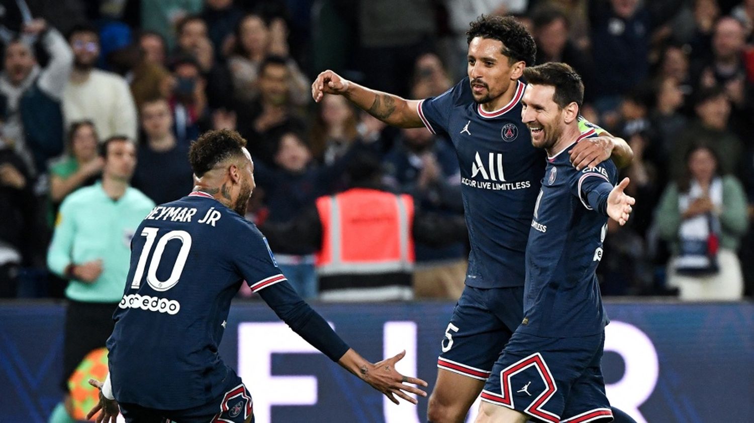 Messi, Neymar y Marquinhos festejan el gol de la consagración en el PSG ante Lens en la Ligue 1.