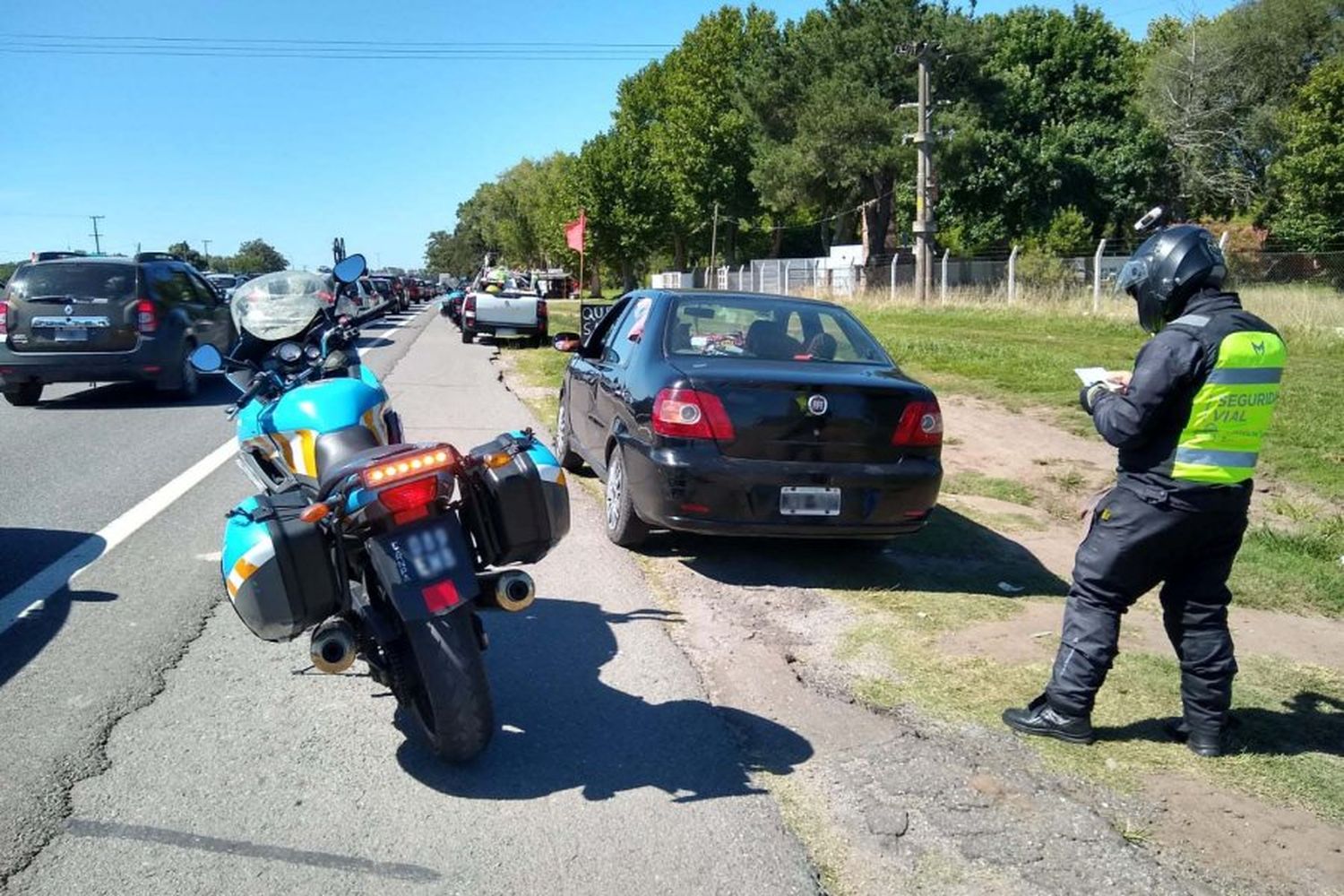 Refuerzan controles en rutas por el fin de semana largo