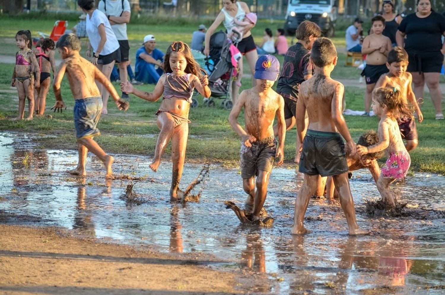 Niños en el barro