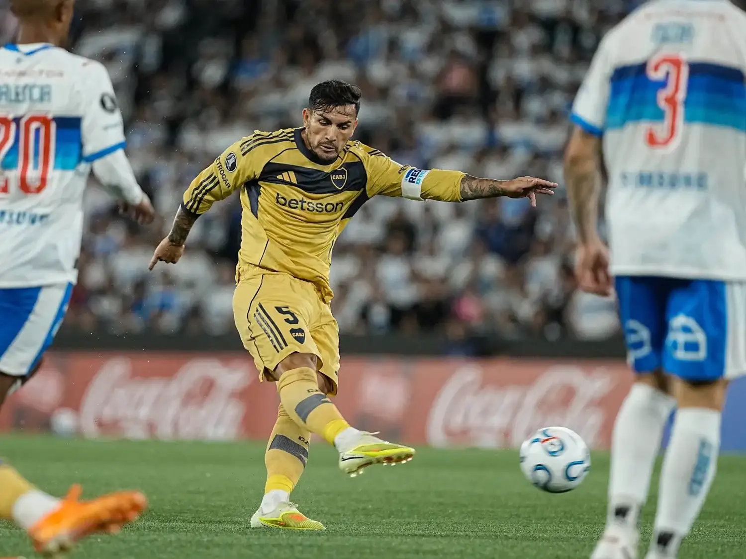 Paredes remata para abrir en marcador en la primera etapa.