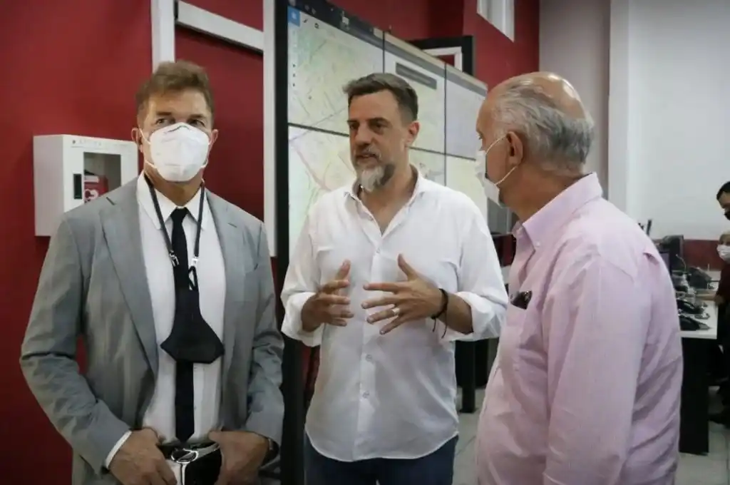 Fernando Burlando se lanzó a la política y realizó su primera recorrida