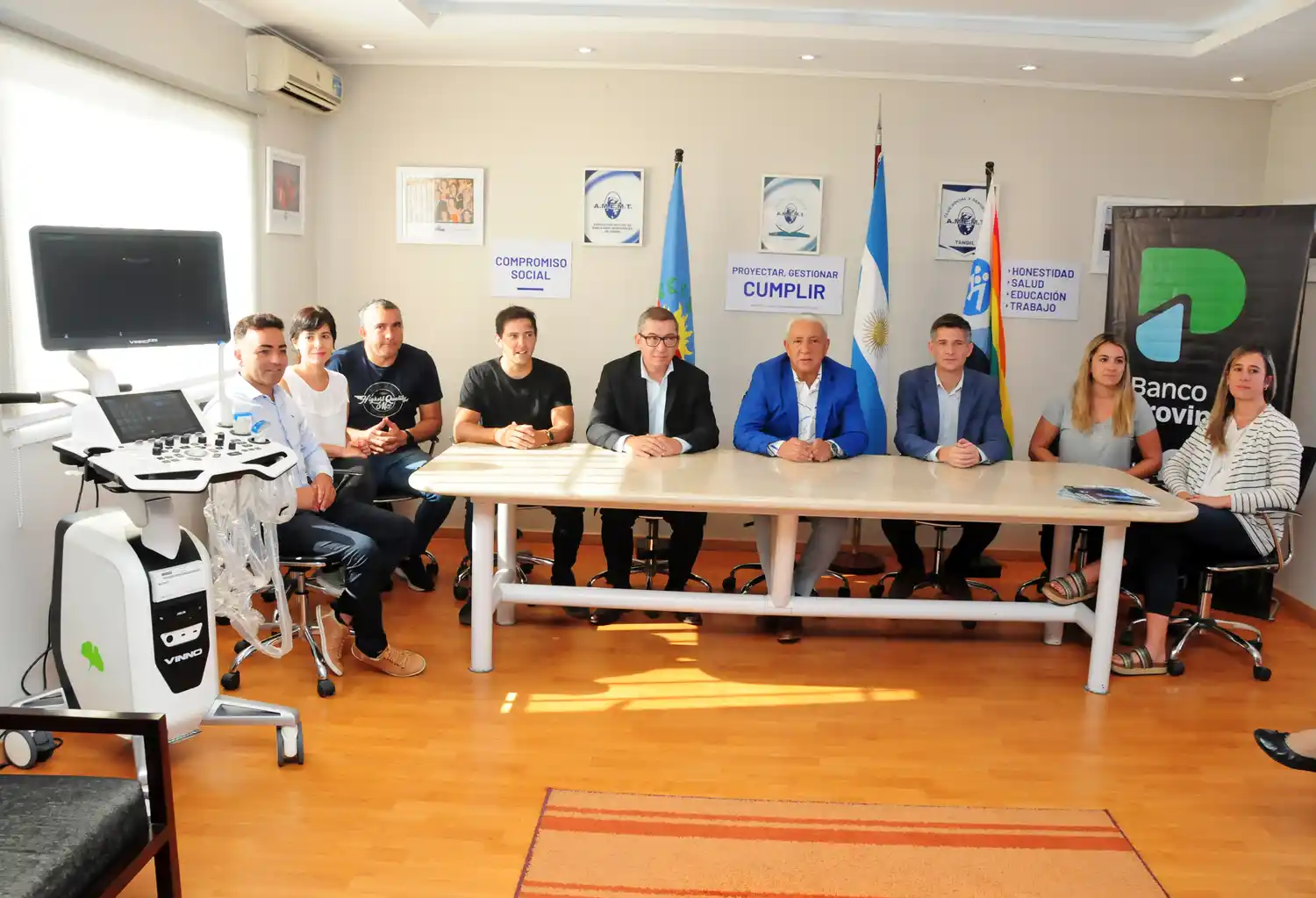 El nuevo ecógrafo adquirido por Amemt, presentado en conferencia de prensa.