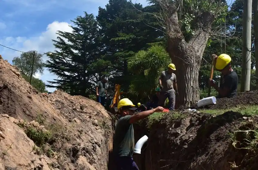Cloacas: avanzan las obras para incorporar a más vecinos de Batán y Don Diego a la red oficial