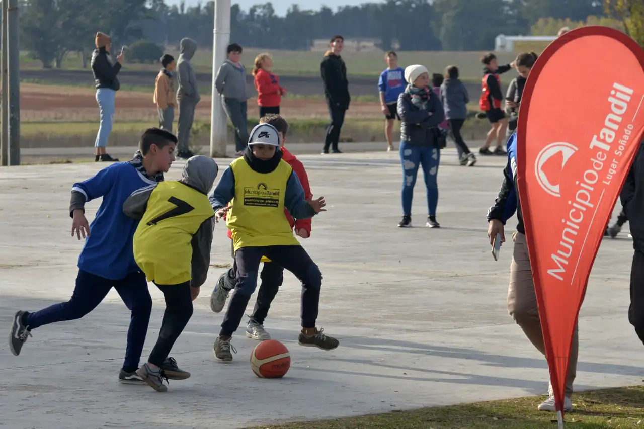 Cientos de chicos disfrutaron del cuarto encuentro del programa "Los Barrios Juegan"